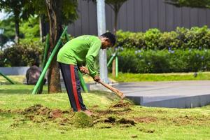 bekasi, java occidental, indonesia, 5 de marzo de 2022. un jardinero está cavando el suelo foto