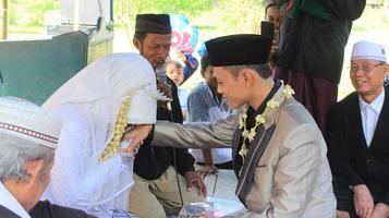 regencia de cianjur, java occidental, indonesia el 12 de junio de 2021, entrega de la dote del novio a la novia. cultura de la boda islámica en indonesia. foto