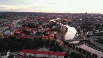 vista aérea antiga torre do castelo na cidade velha e fundo do panorama da cidade de vilnius, capital da lituânia. marcos cênicos e passeios turísticos na Europa Oriental. conceito de viagem lituânia. video