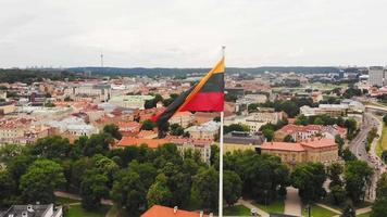 círculo aéreo em torno da bandeira nacional da lituânia no topo do castelo gediminas na capital