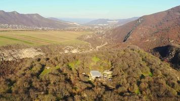 Flygfoto dmanisi museum reserv byggnad med dalen panorama i georgien. berömda 1,8 miljarder år gamla homininer fossiler upptäckt arkeologisk plats video