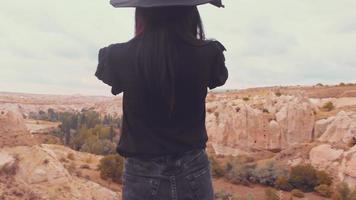 visão estática jovem turista caucasiana em roupas escuras com captura de mão de telefone inteligente férias natureza, foto em localização cênica video