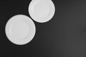 utensilios de cocina y restaurante, platos, sobre un fondo oscuro foto