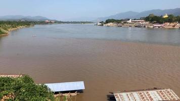 schwenkblick auf den mekong im goldenen dreieck zwischen thailand, myanmar und laos video