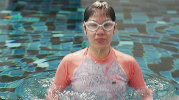 la donna ascende dall'immersione in piscina video