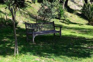 banco para sentarse en el jardin foto