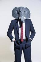 hombre con una máscara de elefante sobre un fondo claro foto
