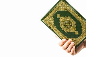 corán en la mano libro sagrado de los musulmanes artículo público de todos los musulmanes foto