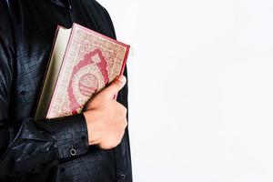 corán en la mano libro sagrado de los musulmanes artículo público de todos los musulmanes foto