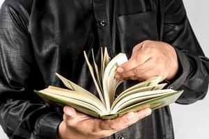 corán en la mano libro sagrado de los musulmanes artículo público de todos los musulmanes foto