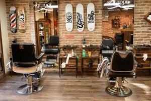 interior de barbería solidol. knyazya roman street, 28, lviv, región de lviv, 79000