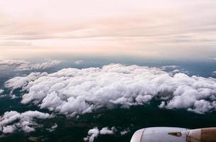 hermosa vista asombrosa a la tierra y el cielo desde el avión foto