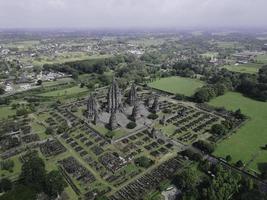 vista aérea del hermoso paisaje complejo de templos de prambanan en yogyakarta, indonesia foto