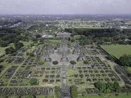 vista aérea del hermoso paisaje complejo de templos de prambanan en yogyakarta, indonesia foto