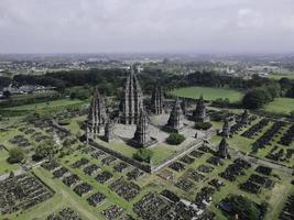 vista aérea del hermoso paisaje complejo de templos de prambanan en yogyakarta, indonesia foto