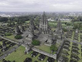 vista aérea del hermoso paisaje complejo de templos de prambanan en yogyakarta, indonesia foto