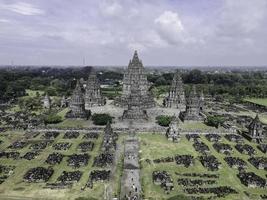 vista aérea del hermoso paisaje complejo de templos de prambanan en yogyakarta, indonesia foto