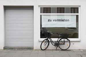 Signo de vacante alemán en la ventana de la tienda - zu vermieten se traduce como alquiler o alquiler foto