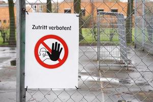 campo de deportes cerrado con señal de prohibición zutritt verboten - lo que significa que no hay entrada en alemán foto