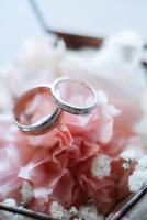 anillos de boda con decoración de boda foto