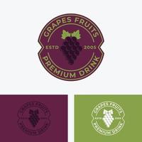 insignia de la plantilla de ilustración vectorial del logotipo de la fruta de uva, etiqueta vectorial con fruta de uva vector