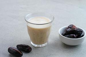 susu kurma o batido de frutas de dátiles hecho con leche y dátiles foto