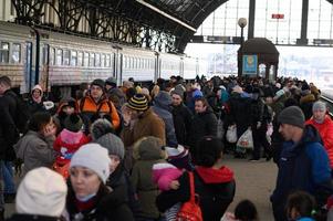 lviv, ucrania - 12 de marzo de 2022. gente en la estación de tren de la ciudad ucraniana occidental de lviv esperando el tren a polonia. foto