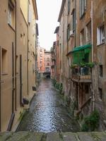 canal en el casco antiguo de bolonia en emilia romagna italia foto