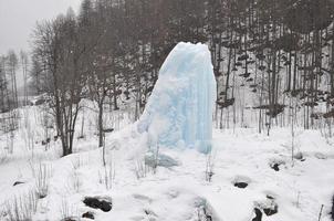 escultura de hielo en el valle de aosta foto