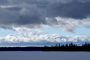 un frente de tormenta de invierno sobre un lago congelado foto