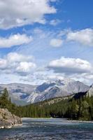 el río bow en las montañas rocosas canadienses cerca de banff foto