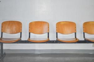 sillas vacías en una sala de espera foto