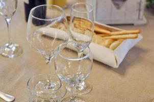 copas de champán vacías en una mesa en el almuerzo de bodas foto