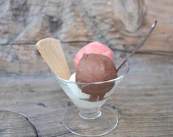 helado de chocolate y fresa en un vaso de vidrio foto