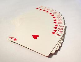 jugando a las cartas un conjunto de corazones. foto