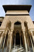 patio de los leones en la alhambra foto