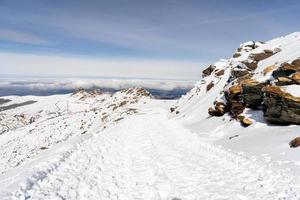 estación de esquí de sierra nevada en invierno, llena de nieve. foto