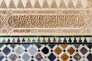 Paredes de cerámica en la alhambra de granada. foto