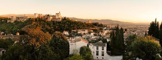 panorama de la alhambra y el paisaje de granada desde el albaicin foto