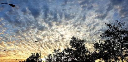 puesta de sol en la ciudad de granada con hermosas nubes foto