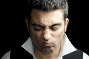 retrato de un hombre con media cara en la sombra foto