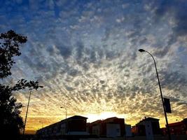 puesta de sol en la ciudad de granada con hermosas nubes foto