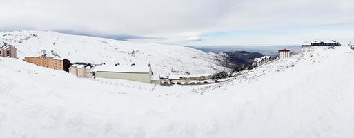 estación de esquí de sierra nevada en invierno, llena de nieve. foto