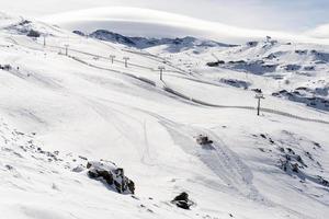 estación de esquí de sierra nevada en invierno, llena de nieve. foto