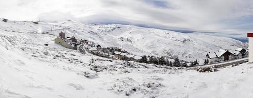 estación de esquí de sierra nevada en invierno, llena de nieve. foto