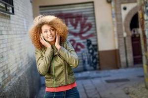 joven y atractiva mujer negra de fondo urbano foto