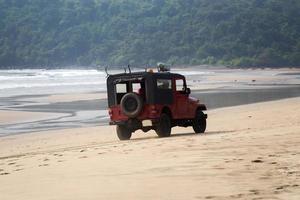 agonda, india, 2015 - jeep salvavidas en la playa de agonda en india. Goa Surf Life Saving emplea a 429 salvavidas de playa certificados.