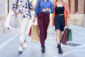 mujeres irreconocibles con bolsas de compras foto