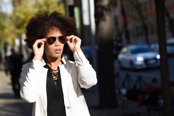 joven negra con peinado afro con gafas de sol de aviador 6520942 Foto de  stock en Vecteezy