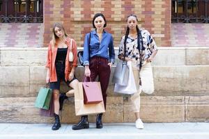 mujeres diversas de moda con bolsas de compras